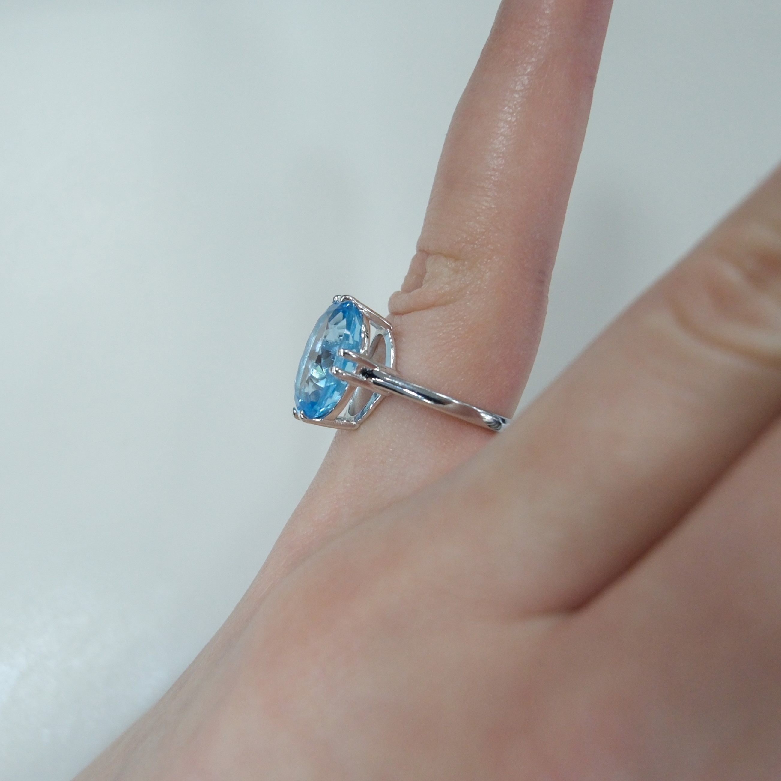 Серебряное кольцо с топазом Скай